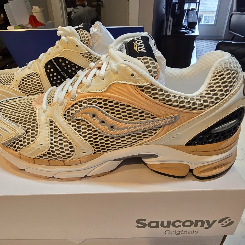 Saucony Progrid Triumph 4 Cream Running Shoes Men S70704-11 Sz 10 new trail hike